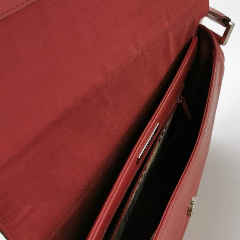 Burberry牛皮純色金屬字母logo微標翻蓋單肩包-6