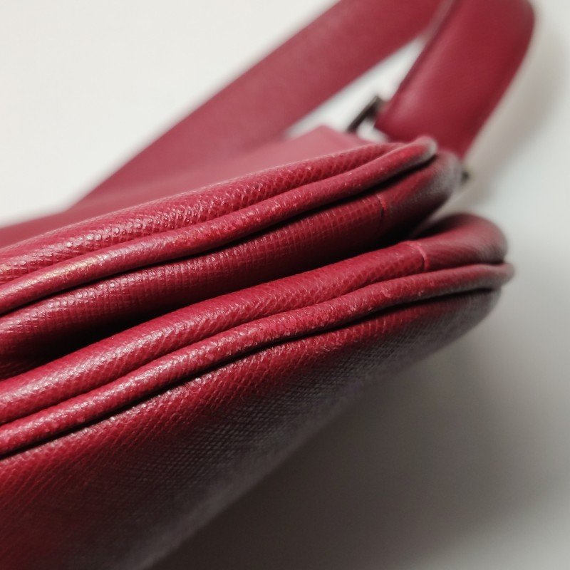 Burberry牛皮純色金屬字母logo微標翻蓋單肩包-11