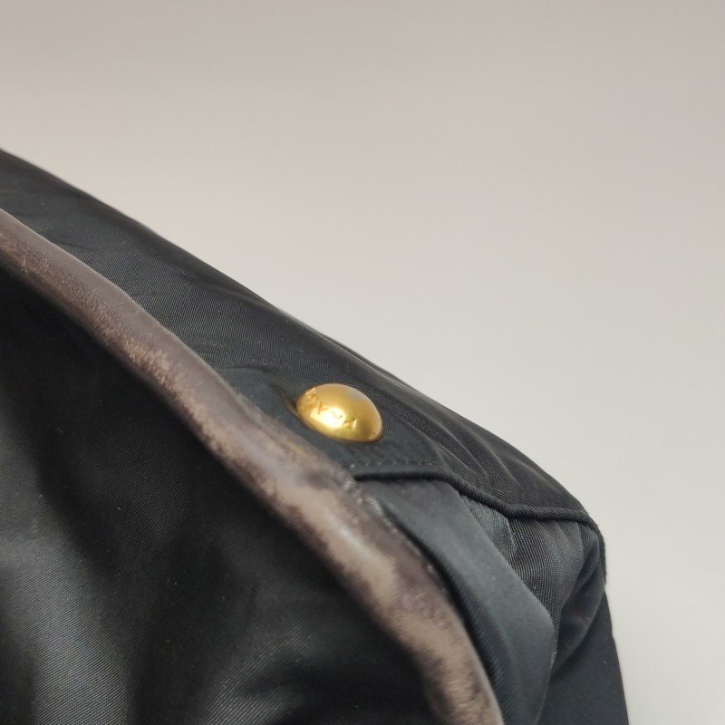 Prada牛皮尼龍布純色三角徽標手提包-11