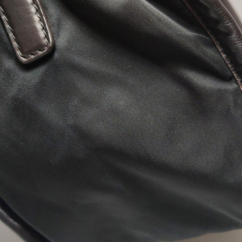 Prada牛皮尼龍布純色三角徽標手提包-17