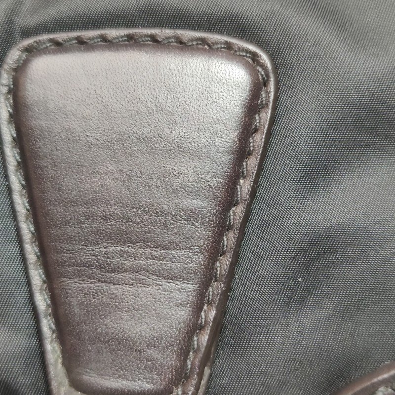 Prada牛皮尼龍布純色三角徽標手提包-24