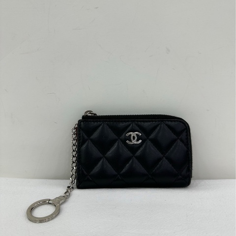 Chanel香奈兒黑色菱格零錢包，鑰匙包 經典雙C標誌，銀色拉鍊設計 24開