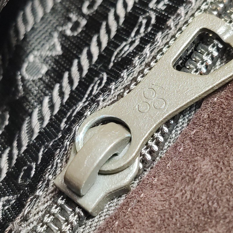 Prada翻毛皮純色字母Logo中古手提包-12