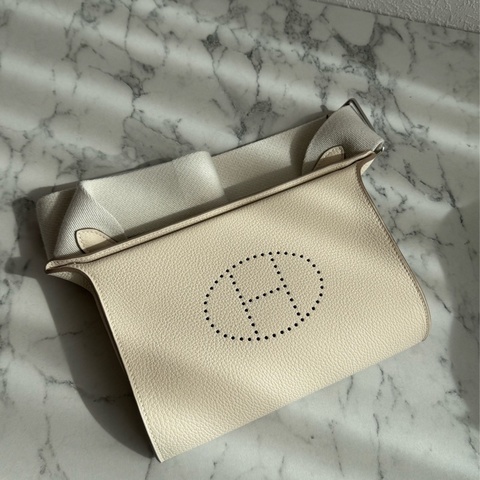 Hermes奶昔白videpoches橫式斜背包  中性款🫶