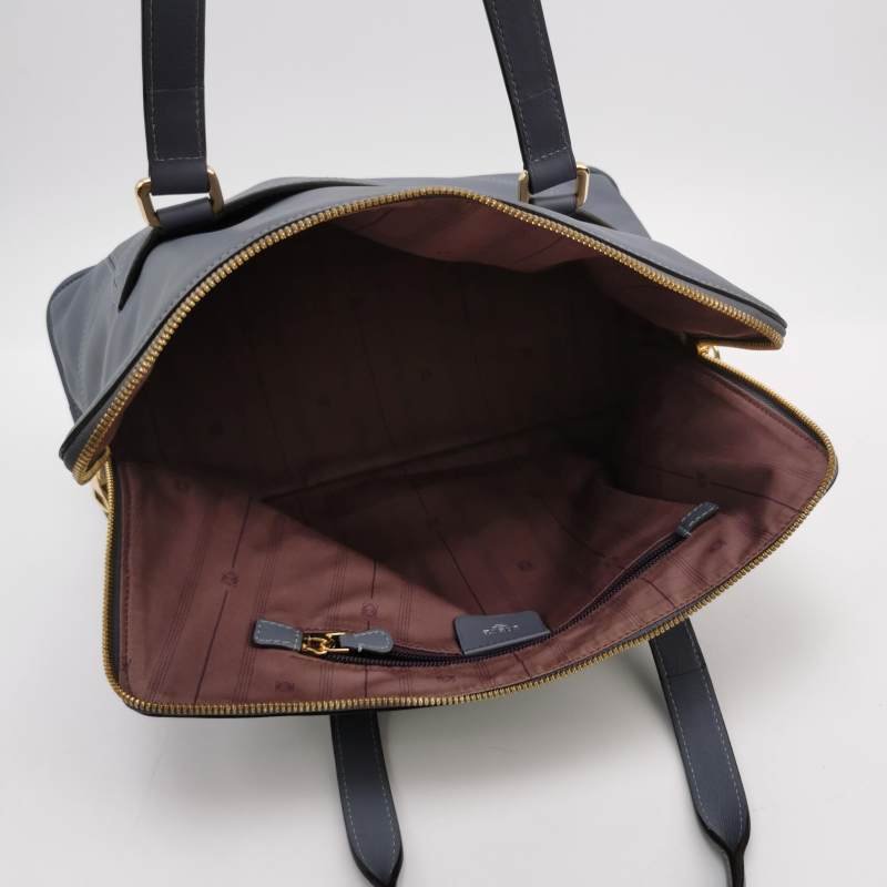 Loewe牛皮純色Logo壓紋手提包-5