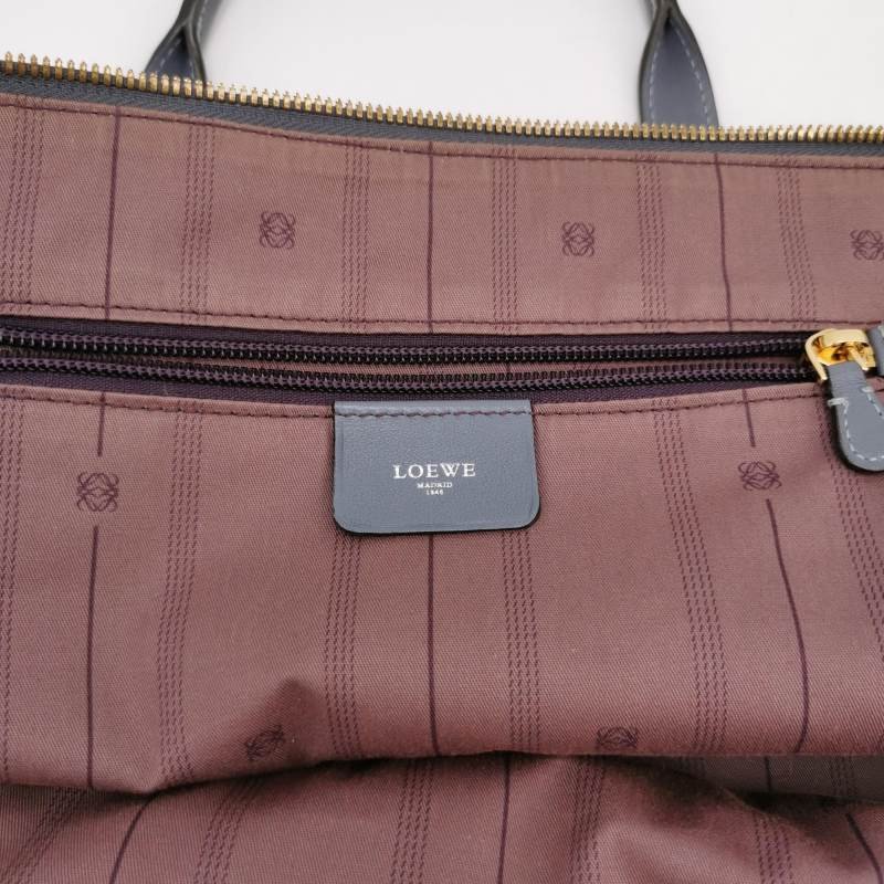 Loewe牛皮純色Logo壓紋手提包-6