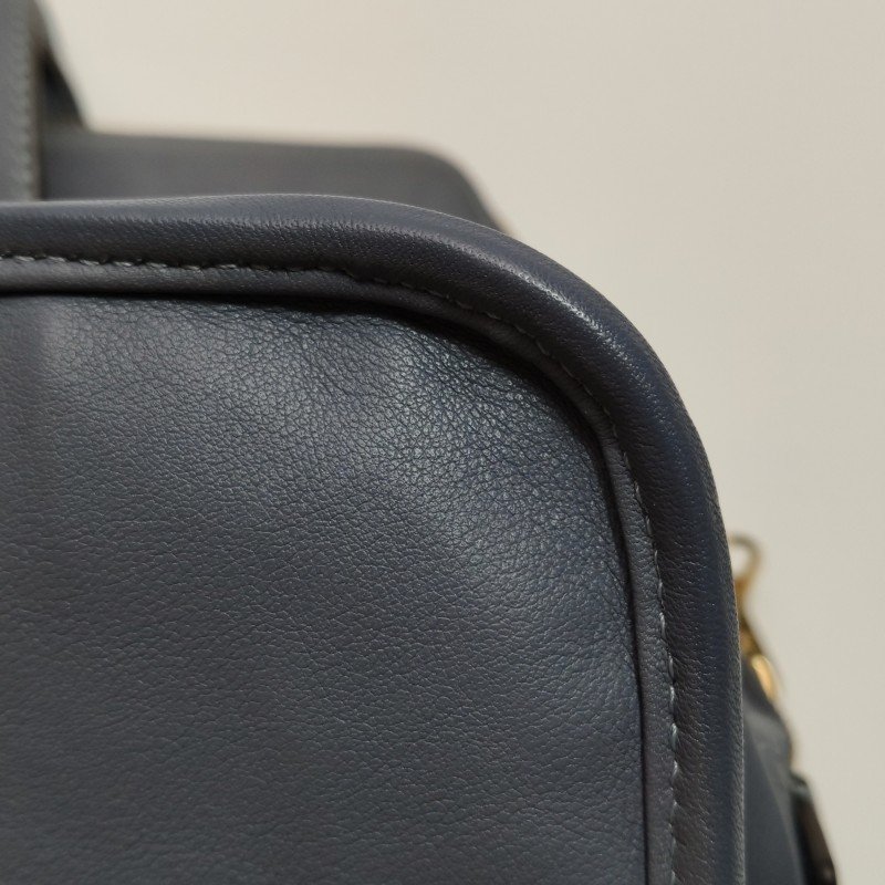 Loewe牛皮純色Logo壓紋手提包-11