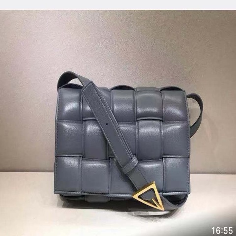 Bottega Veneta 女士 PADDED CASSETTE加襯斜挎包均碼碼25cm*6cm*15cm