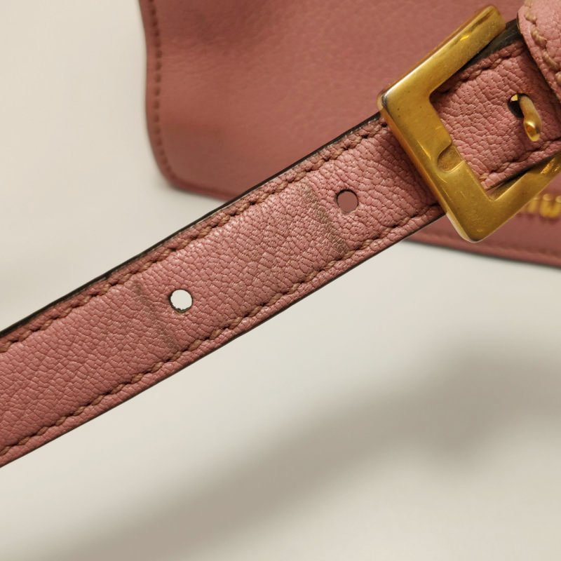 Miu Miu羊皮純色金屬扣斜挎包單肩包-10