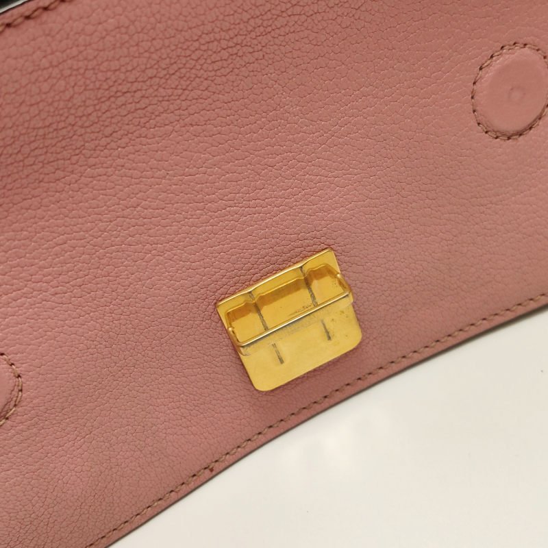 Miu Miu羊皮純色金屬扣斜挎包單肩包-11