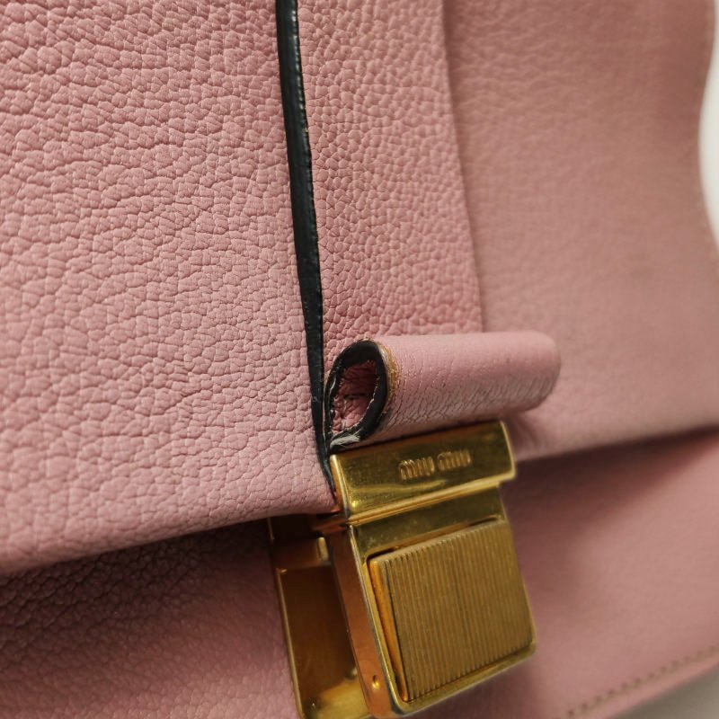 Miu Miu羊皮純色金屬扣斜挎包單肩包-14