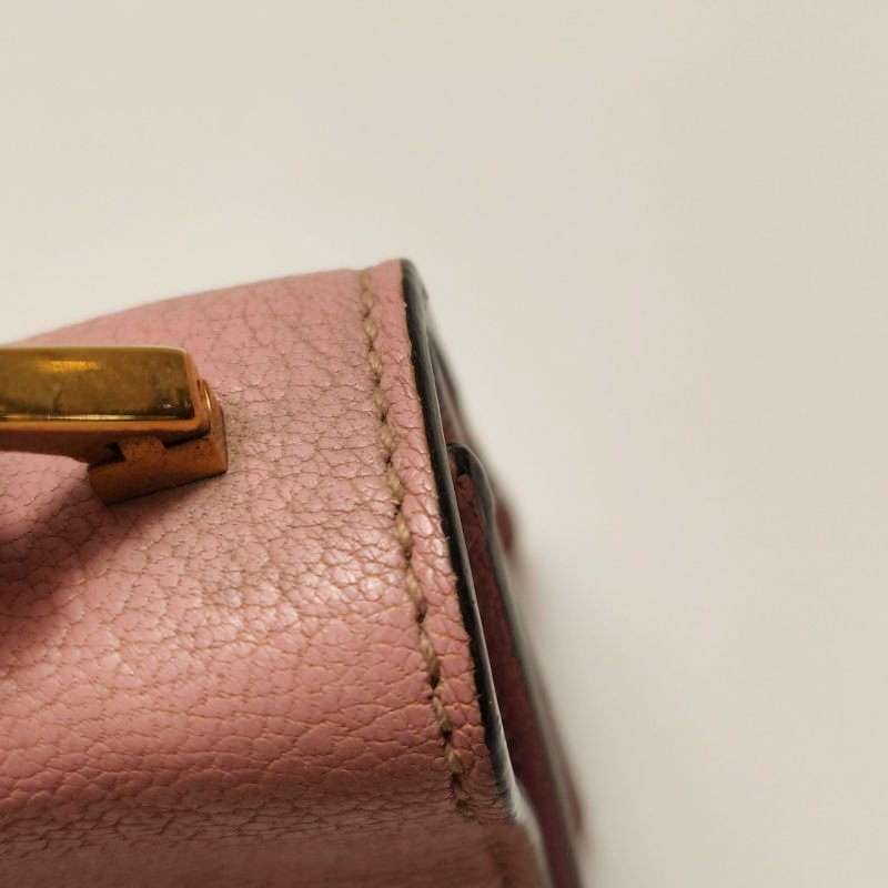 Miu Miu羊皮純色金屬扣斜挎包單肩包-15