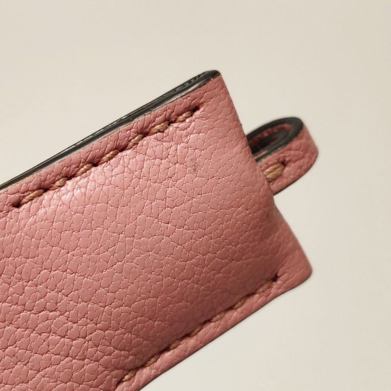 Miu Miu羊皮純色金屬扣斜挎包單肩包-21