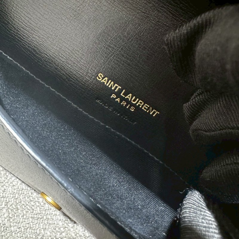 SAINT LAURENT黑金手機包-5