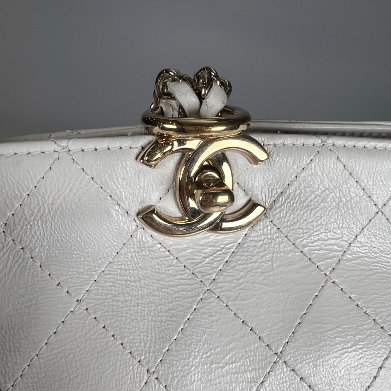 CHANEL 菱格皮穿鍊後背包 白牛皮 27開-12