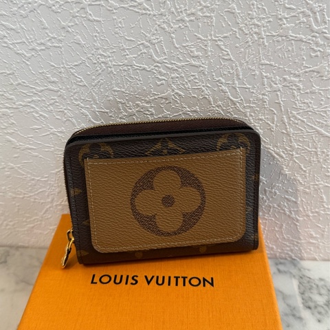 LV M81461雙色花紋釦式拉鏈短夾 超美😻