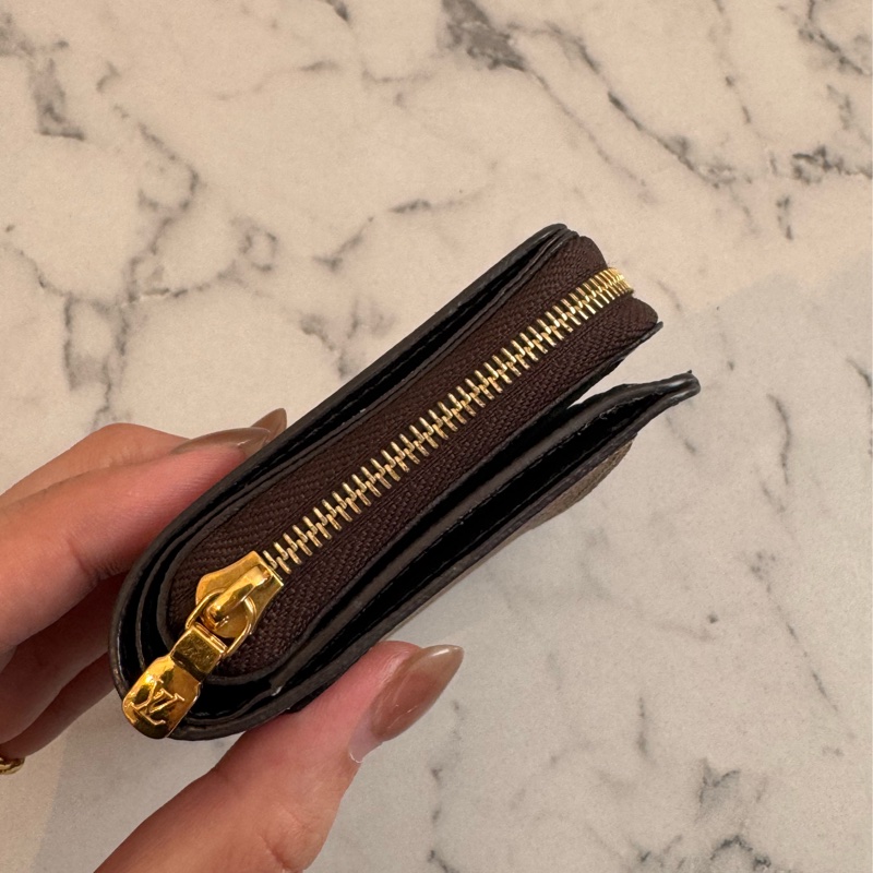 LV M81461雙色花紋釦式拉鏈短夾 超美😻-3