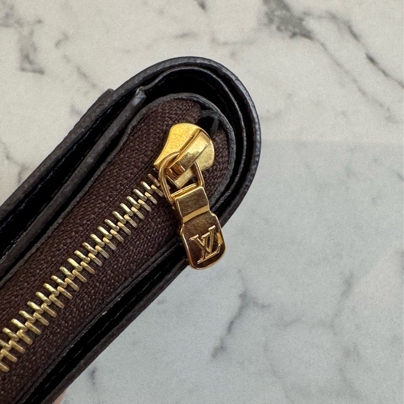 LV M81461雙色花紋釦式拉鏈短夾 超美😻-13