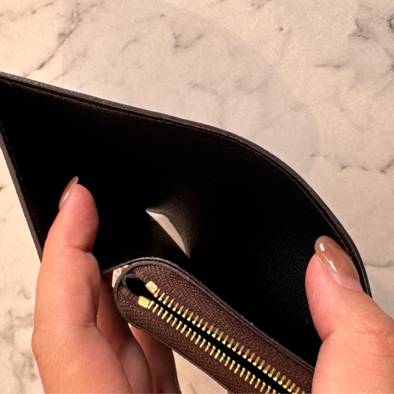 LV M81461雙色花紋釦式拉鏈短夾 超美😻-24