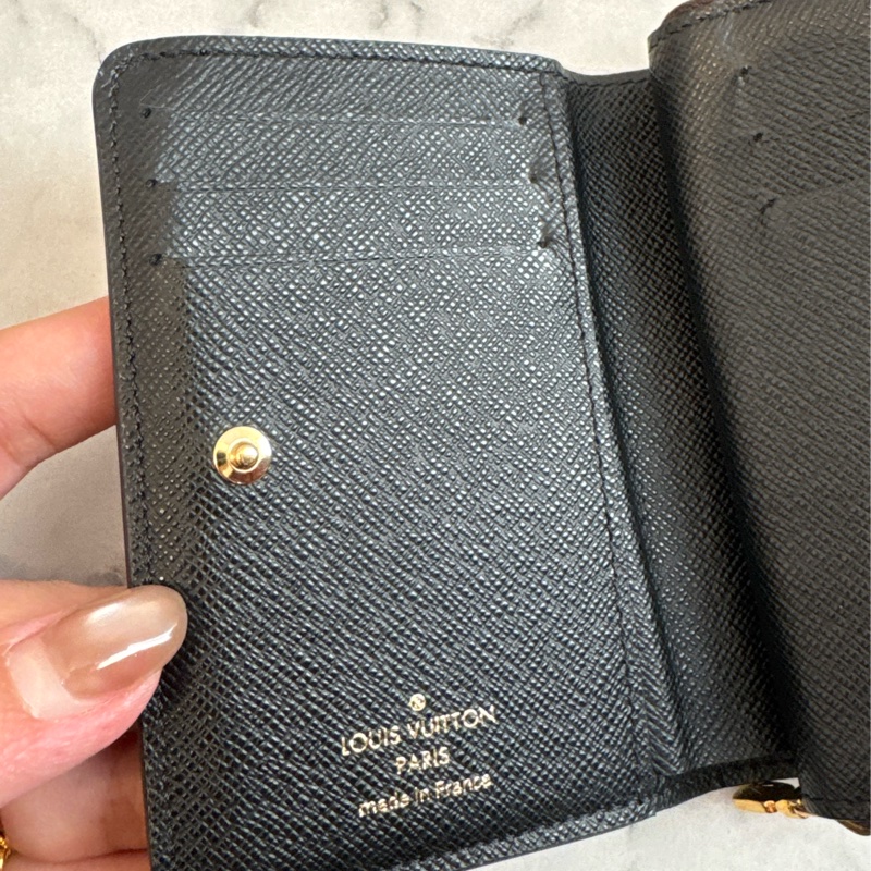 LV M81461雙色花紋釦式拉鏈短夾 超美😻-25