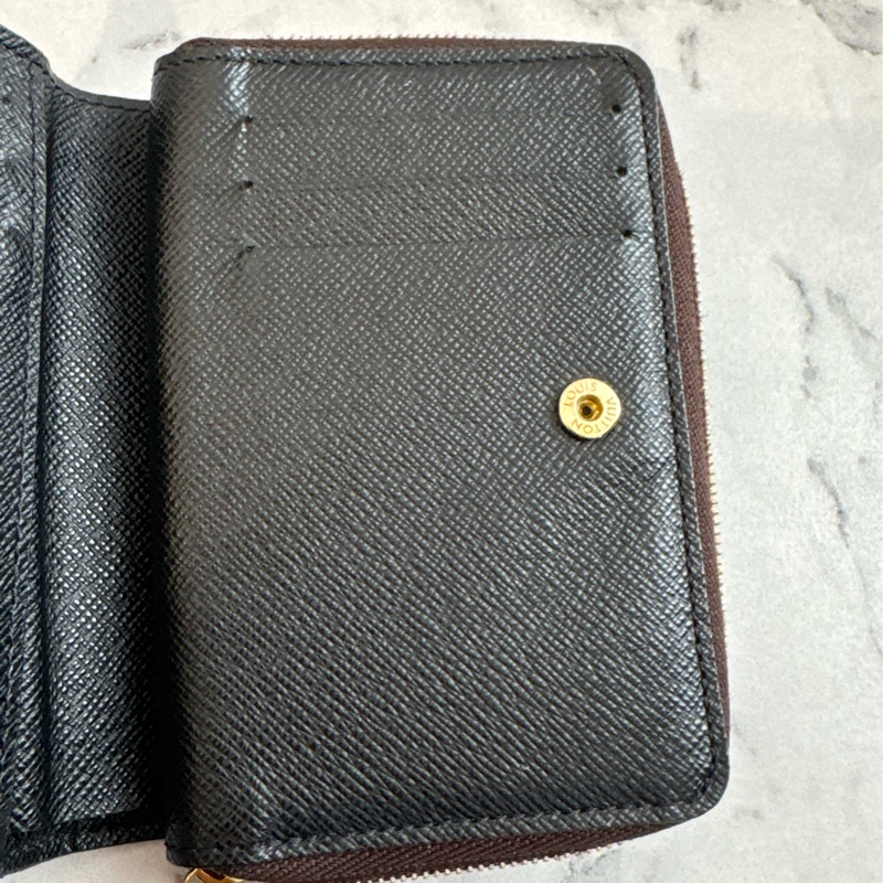 LV M81461雙色花紋釦式拉鏈短夾 超美😻-26