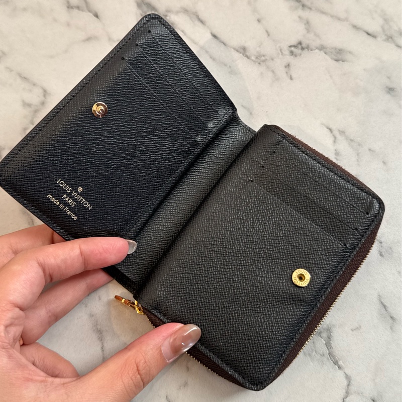 LV M81461雙色花紋釦式拉鏈短夾 超美😻-27