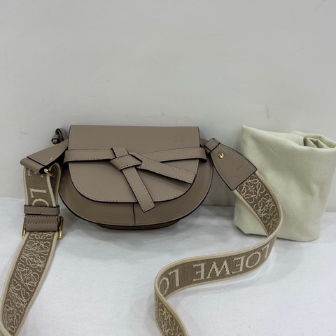 Loewe羅意威Gate mini單肩斜挎馬鞍包，沙色超好看 近閒置客人未使用過 尺寸：21*10*13cm