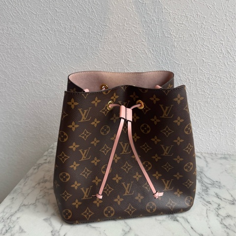 LV M44022花紋粉邊水桶包 經典不敗😻