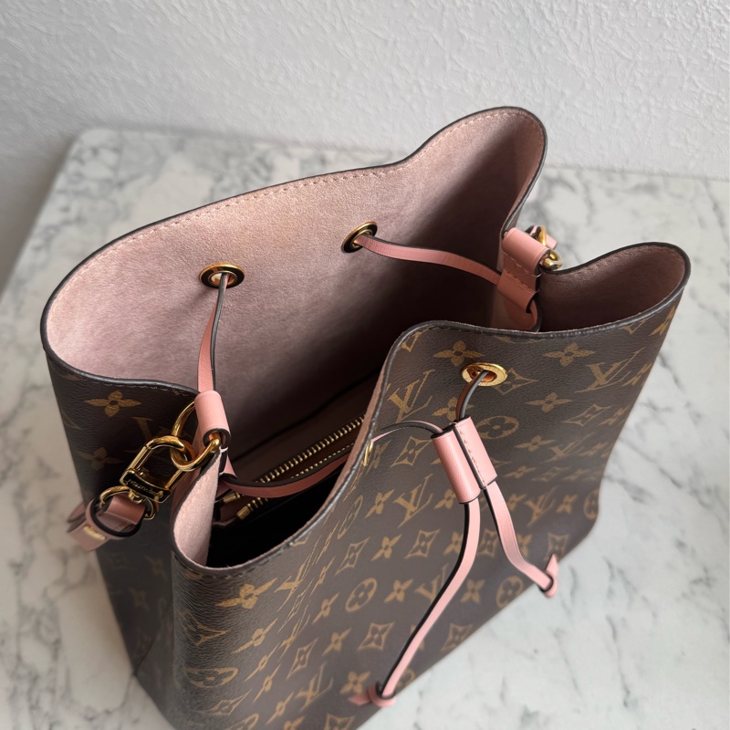 LV M44022花紋粉邊水桶包 經典不敗😻-1