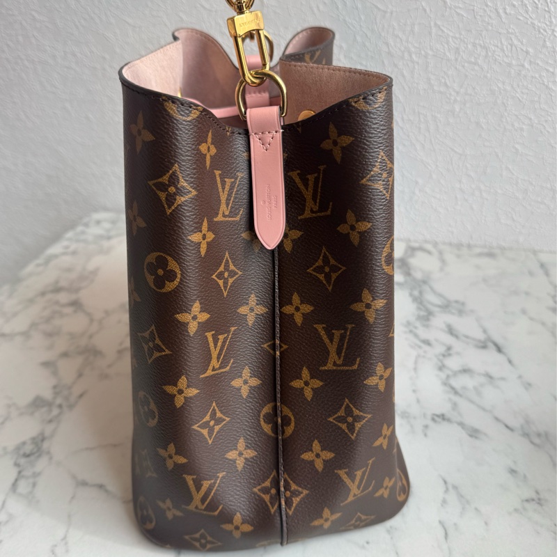 LV M44022花紋粉邊水桶包 經典不敗😻-2