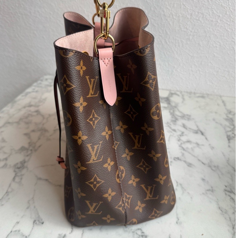 LV M44022花紋粉邊水桶包 經典不敗😻-3