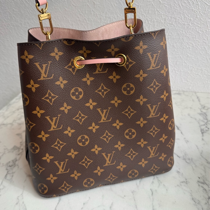 LV M44022花紋粉邊水桶包 經典不敗😻-4