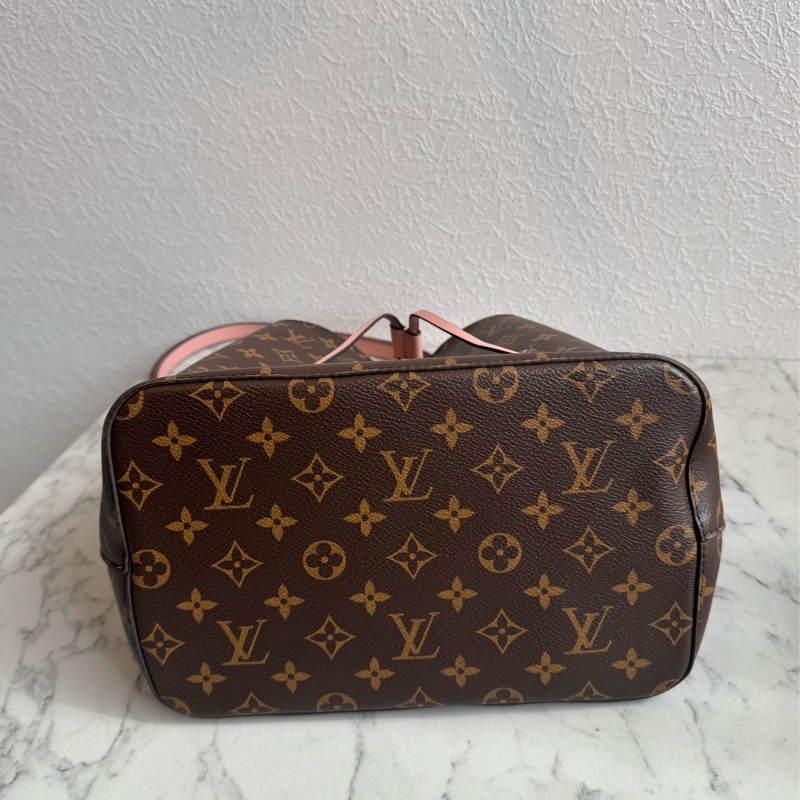 LV M44022花紋粉邊水桶包 經典不敗😻-5