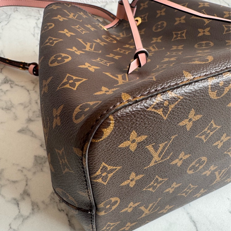 LV M44022花紋粉邊水桶包 經典不敗😻-6