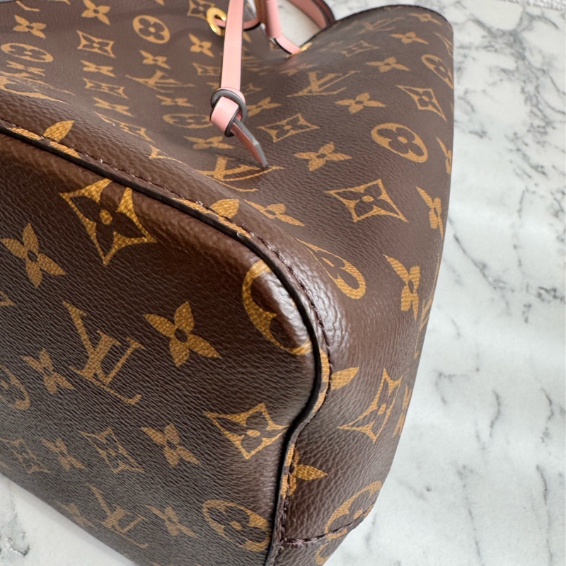 LV M44022花紋粉邊水桶包 經典不敗😻-8