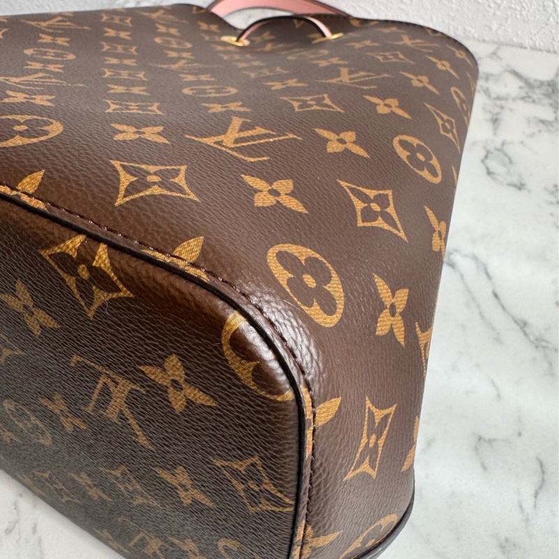 LV M44022花紋粉邊水桶包 經典不敗😻-9