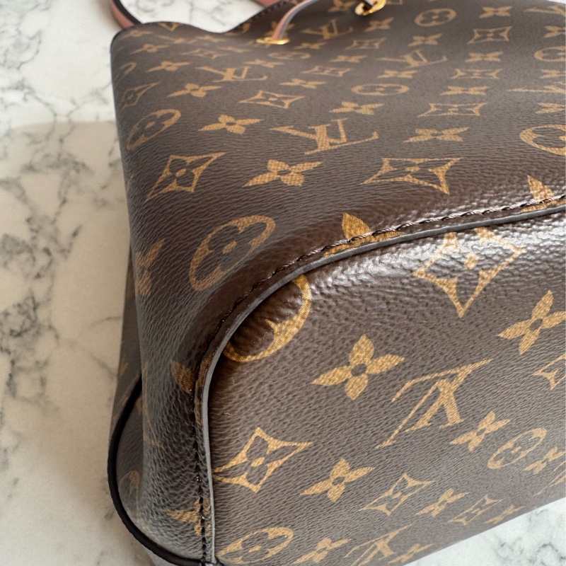 LV M44022花紋粉邊水桶包 經典不敗😻-10