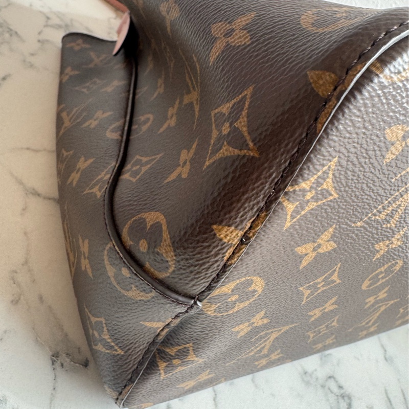 LV M44022花紋粉邊水桶包 經典不敗😻-11