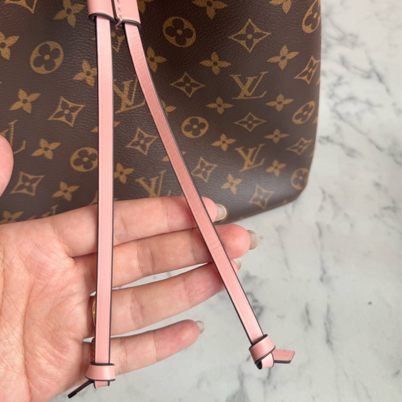 LV M44022花紋粉邊水桶包 經典不敗😻-13