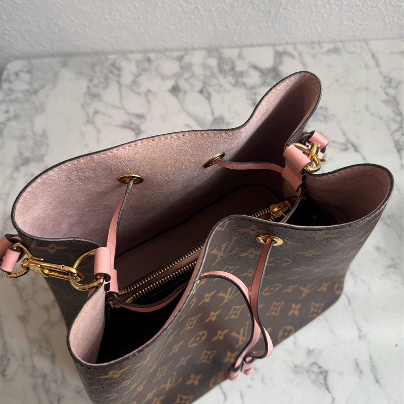 LV M44022花紋粉邊水桶包 經典不敗😻-14