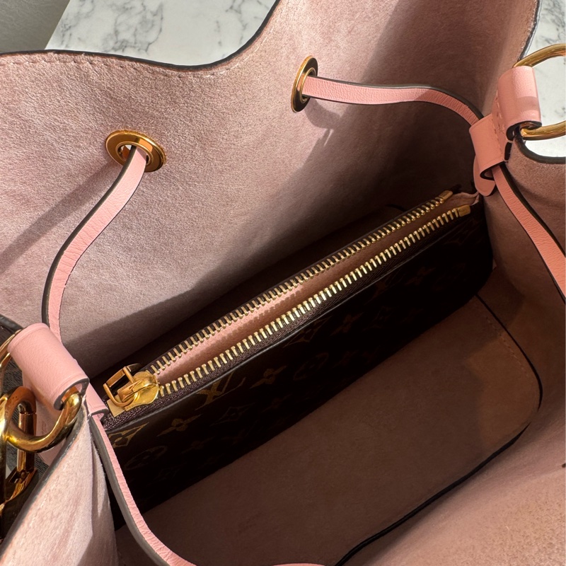 LV M44022花紋粉邊水桶包 經典不敗😻-15