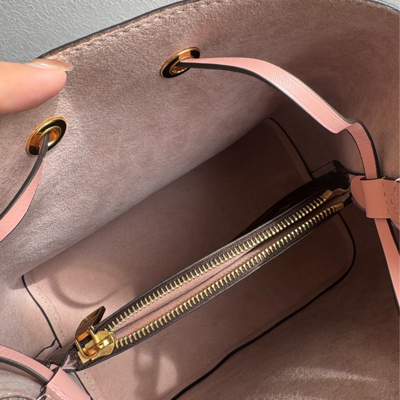 LV M44022花紋粉邊水桶包 經典不敗😻-16