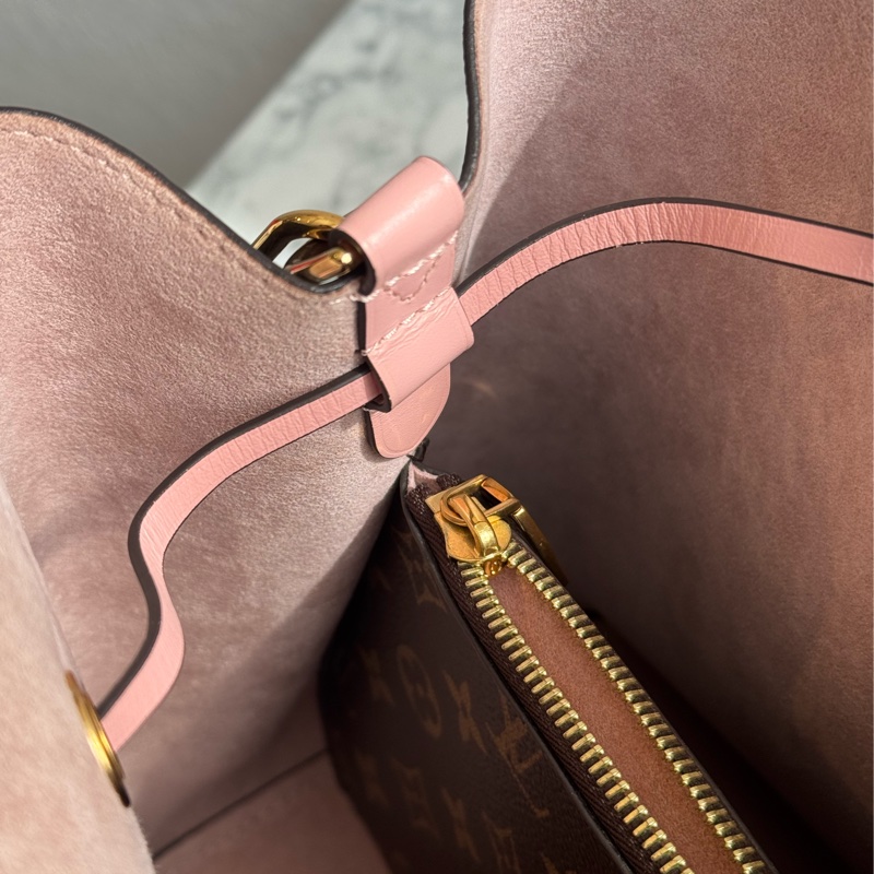 LV M44022花紋粉邊水桶包 經典不敗😻-19