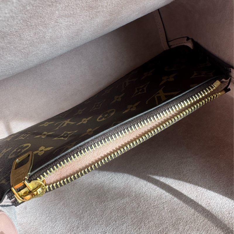 LV M44022花紋粉邊水桶包 經典不敗😻-22