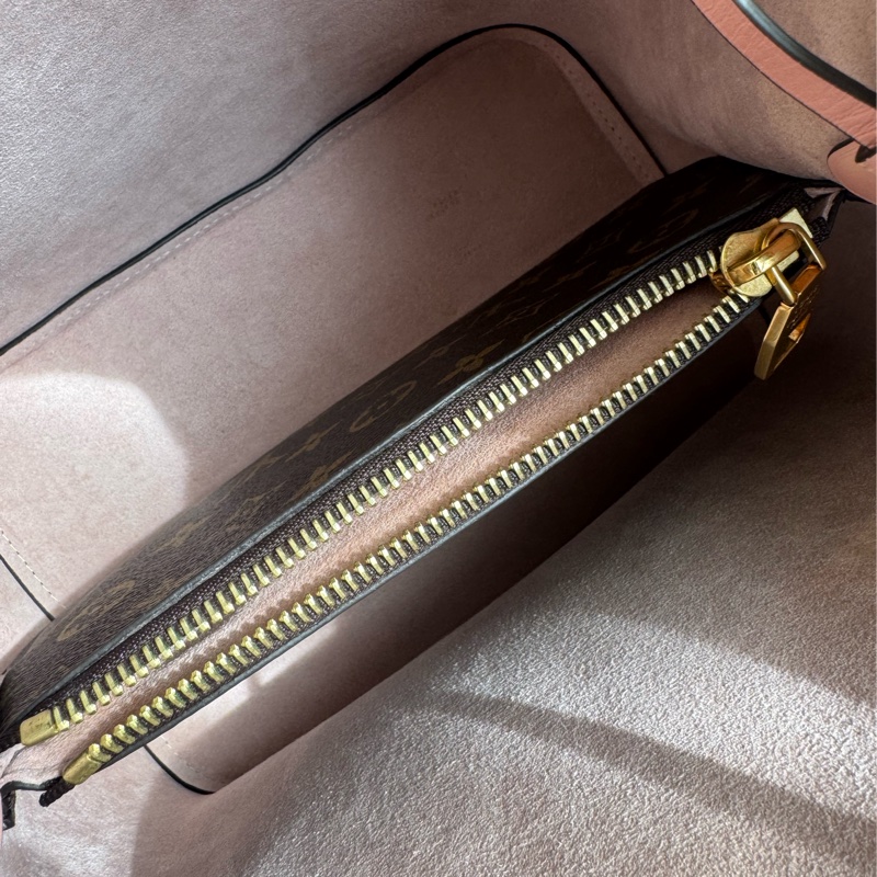 LV M44022花紋粉邊水桶包 經典不敗😻-24