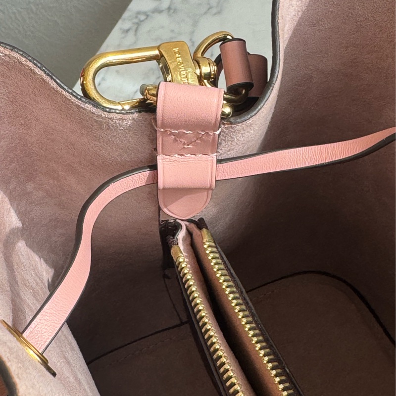 LV M44022花紋粉邊水桶包 經典不敗😻-26