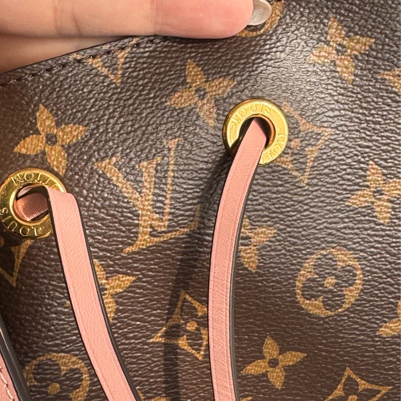 LV M44022花紋粉邊水桶包 經典不敗😻-31