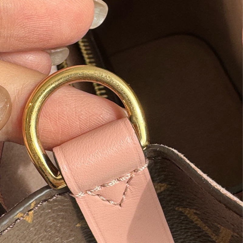 LV M44022花紋粉邊水桶包 經典不敗😻-34