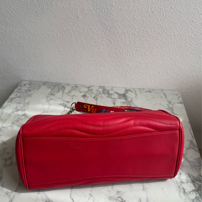 LV紅色山形紋銀logo鏈肩背包 超亮眼✨✨-5