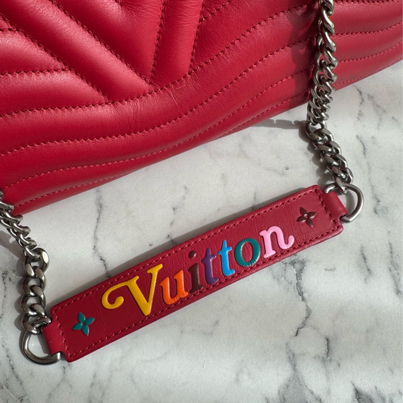LV紅色山形紋銀logo鏈肩背包 超亮眼✨✨-13
